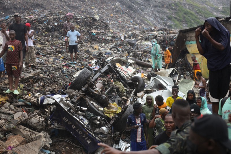 Longsor terjadi di Tempat Pembuangan Akhir (TPA) di Conakry, Guinea, menewaskan 30 orang, Minggu (23/8/2026). (REUTERS/Souleymane Camara)