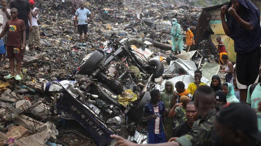 Longsor terjadi di Tempat Pembuangan Akhir (TPA) di Conakry, Guinea, menewaskan 30 orang, Minggu (23/8/2026). (REUTERS/Souleymane Camara)