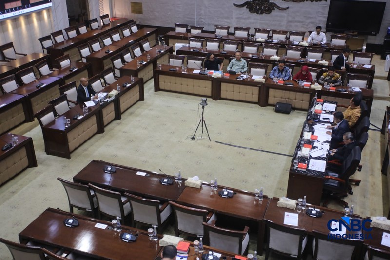 M Sarjito saat menjalani Uji Kelayakan atau Fit and Proper Test sebagai Kepala Eksekutif Pengawas Bursa Mineral dan Komoditas Strategis sekaligus Anggota Dewan Komisioner Otoritas Jasa Keuangan (OJK) di Gedung DPR/MPR RI, Jakarta, Senin (24/8/2026). (CNBC Indonesia/Faisal Rahman)