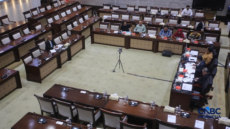 M Sarjito saat menjalani Uji Kelayakan atau Fit and Proper Test sebagai Kepala Eksekutif Pengawas Bursa Mineral dan Komoditas Strategis sekaligus Anggota Dewan Komisioner Otoritas Jasa Keuangan (OJK) di Gedung DPR/MPR RI, Jakarta, Senin (24/8/2026).