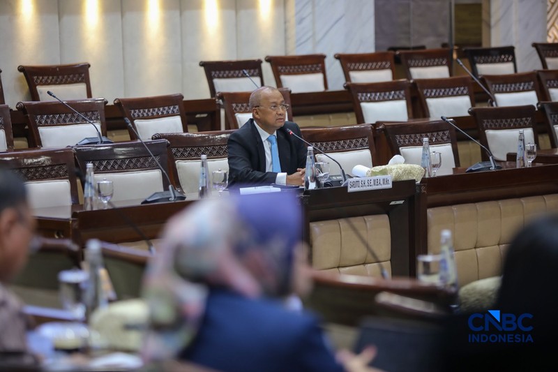M Sarjito saat menjalani Uji Kelayakan atau Fit and Proper Test sebagai Kepala Eksekutif Pengawas Bursa Mineral dan Komoditas Strategis sekaligus Anggota Dewan Komisioner Otoritas Jasa Keuangan (OJK) di Gedung DPR/MPR RI, Jakarta, Senin (24/8/2026). (CNBC Indonesia/Faisal Rahman)