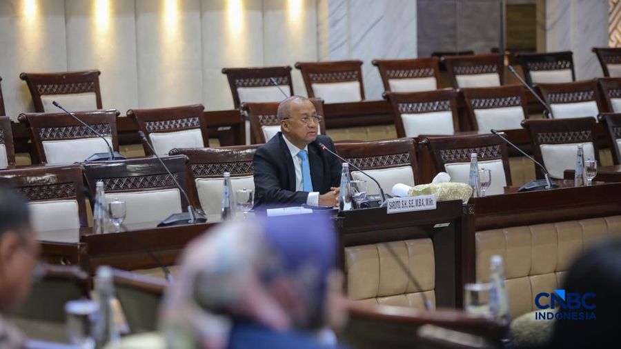 M Sarjito saat menjalani Uji Kelayakan atau Fit and Proper Test sebagai Kepala Eksekutif Pengawas Bursa Mineral dan Komoditas Strategis sekaligus Anggota Dewan Komisioner Otoritas Jasa Keuangan (OJK) di Gedung DPR/MPR RI, Jakarta, Senin (24/8/2026).