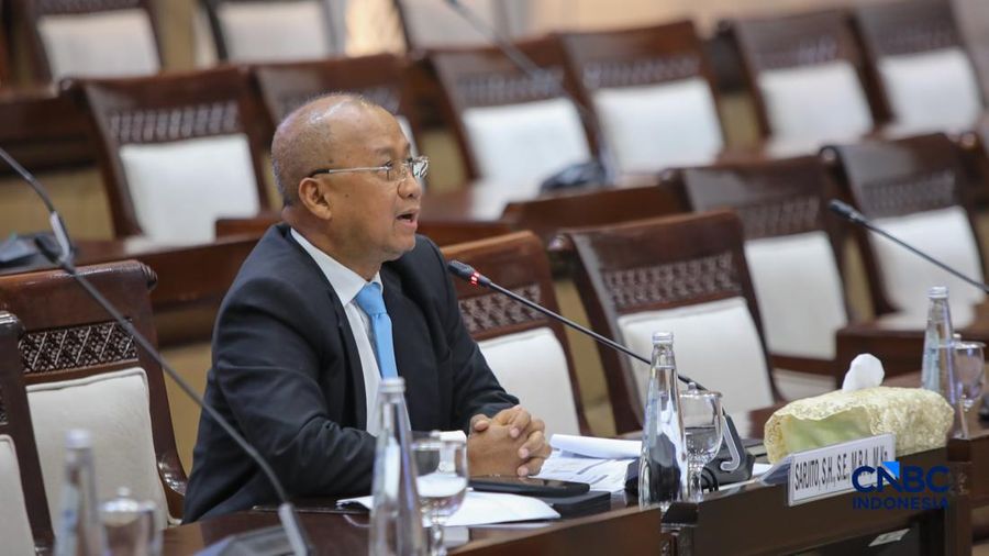 M Sarjito saat menjalani Uji Kelayakan atau Fit and Proper Test sebagai Kepala Eksekutif Pengawas Bursa Mineral dan Komoditas Strategis sekaligus Anggota Dewan Komisioner Otoritas Jasa Keuangan (OJK) di Gedung DPR/MPR RI, Jakarta, Senin (24/8/2026).