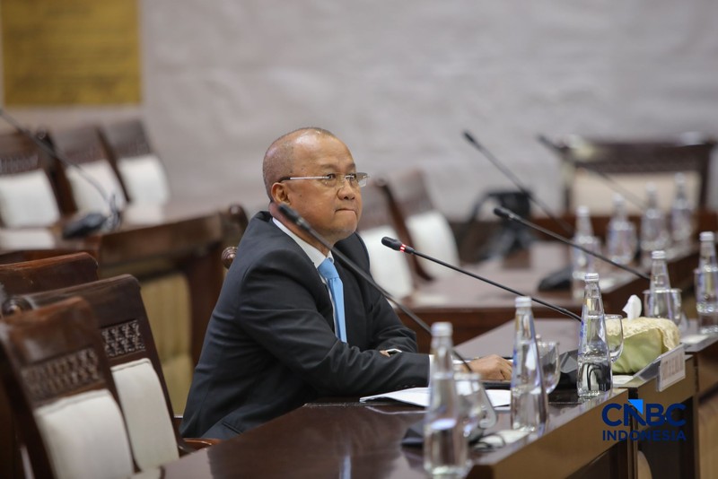 M Sarjito saat menjalani Uji Kelayakan atau Fit and Proper Test sebagai Kepala Eksekutif Pengawas Bursa Mineral dan Komoditas Strategis sekaligus Anggota Dewan Komisioner Otoritas Jasa Keuangan (OJK) di Gedung DPR/MPR RI, Jakarta, Senin (24/8/2026). (CNBC Indonesia/Faisal Rahman)