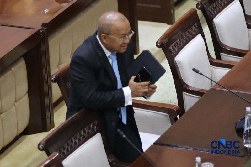 M Sarjito saat menjalani Uji Kelayakan atau Fit and Proper Test sebagai Kepala Eksekutif Pengawas Bursa Mineral dan Komoditas Strategis sekaligus Anggota Dewan Komisioner Otoritas Jasa Keuangan (OJK) di Gedung DPR/MPR RI, Jakarta, Senin (24/8/2026). (CNBC Indonesia/Faisal Rahman)