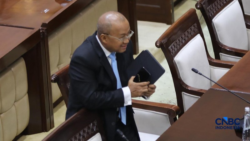 M Sarjito saat menjalani Uji Kelayakan atau Fit and Proper Test sebagai Kepala Eksekutif Pengawas Bursa Mineral dan Komoditas Strategis sekaligus Anggota Dewan Komisioner Otoritas Jasa Keuangan (OJK) di Gedung DPR/MPR RI, Jakarta, Senin (24/8/2026).