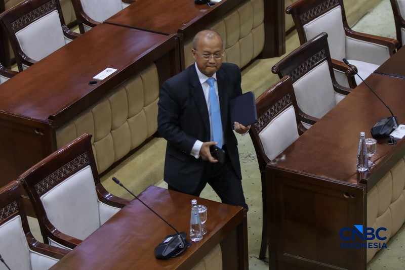 M Sarjito saat menjalani Uji Kelayakan atau Fit and Proper Test sebagai Kepala Eksekutif Pengawas Bursa Mineral dan Komoditas Strategis sekaligus Anggota Dewan Komisioner Otoritas Jasa Keuangan (OJK) di Gedung DPR/MPR RI, Jakarta, Senin (24/8/2026). (CNBC Indonesia/Faisal Rahman)