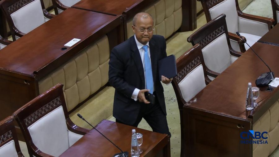 M Sarjito saat menjalani Uji Kelayakan atau Fit and Proper Test sebagai Kepala Eksekutif Pengawas Bursa Mineral dan Komoditas Strategis sekaligus Anggota Dewan Komisioner Otoritas Jasa Keuangan (OJK) di Gedung DPR/MPR RI, Jakarta, Senin (24/8/2026).