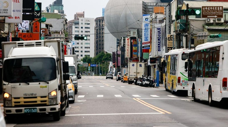Militer Taiwan mengadakan latihan di Kabupaten Yilan untuk mensimulasikan pemblokiran Terowongan Hsuehshan dan mencegah pasukan Tiongkok menggunakannya untuk maju ke Taipei, sebagai bagian dari latihan tahunan Han Kuang. (REUTERS/Ann Wang)