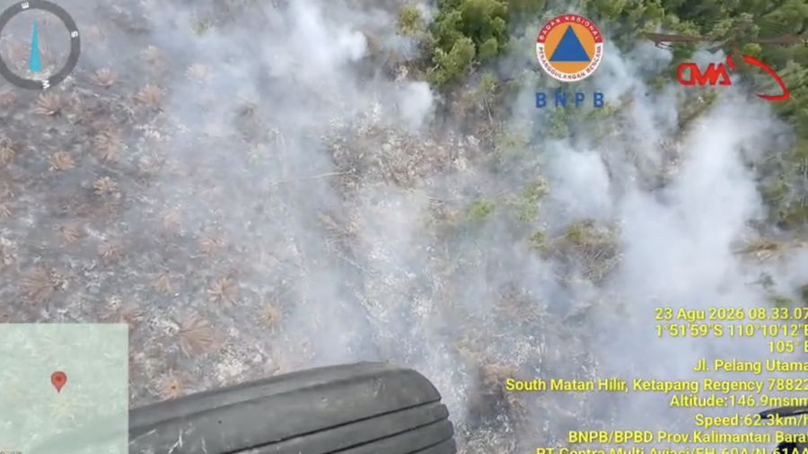 Operasi water bombing untuk pemadaman karhutla di Kabupaten Ketapang, Kalimantan Barat, Minggu (23/8). (Dok. BNPB)