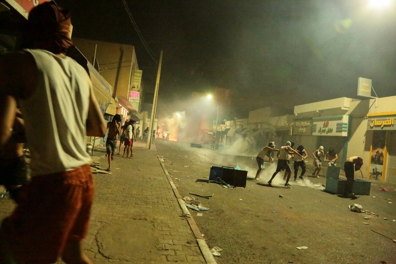 Para pengunjuk rasa bentrok dengan aparat keamanan dalam sebuah aksi protes menyusul tenggelamnya kapal migran yang menuju Italia, di Ben Guerdane, Tunisia, pada 24 Agustus 2026. (REUTERS/Ahmed Jarray)