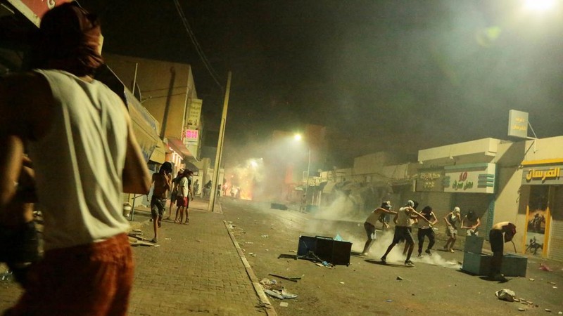Para pengunjuk rasa bentrok dengan aparat keamanan dalam sebuah aksi protes menyusul tenggelamnya kapal migran yang menuju Italia, di Ben Guerdane, Tunisia, pada 23 Agustus 2026.