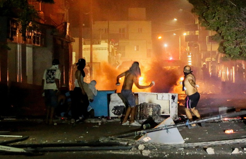 Para pengunjuk rasa bentrok dengan aparat keamanan dalam sebuah aksi protes menyusul tenggelamnya kapal migran yang menuju Italia, di Ben Guerdane, Tunisia, pada 24 Agustus 2026. (REUTERS/Ahmed Jarray)