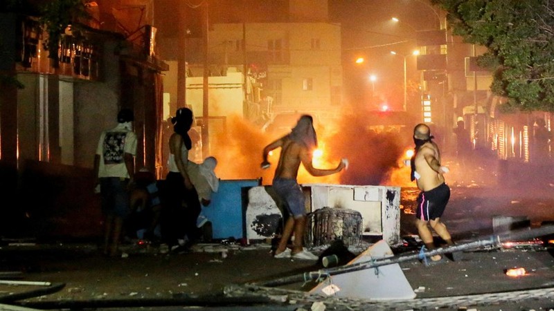Para pengunjuk rasa bentrok dengan aparat keamanan dalam sebuah aksi protes menyusul tenggelamnya kapal migran yang menuju Italia, di Ben Guerdane, Tunisia, pada 23 Agustus 2026.