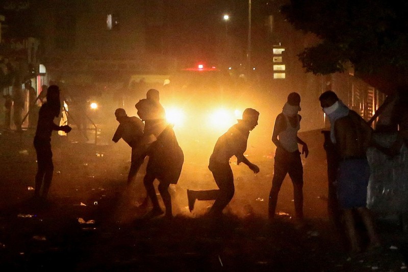 Para pengunjuk rasa bentrok dengan aparat keamanan dalam sebuah aksi protes menyusul tenggelamnya kapal migran yang menuju Italia, di Ben Guerdane, Tunisia, pada 24 Agustus 2026. (REUTERS/Ahmed Jarray)