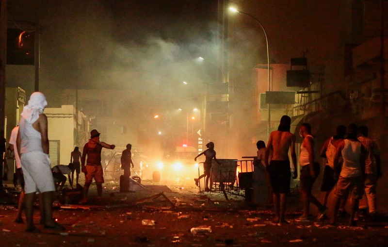 Para pengunjuk rasa bentrok dengan aparat keamanan dalam sebuah aksi protes menyusul tenggelamnya kapal migran yang menuju Italia, di Ben Guerdane, Tunisia, pada 24 Agustus 2026. (REUTERS/Ahmed Jarray)