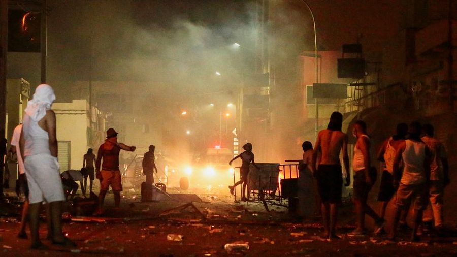 Para pengunjuk rasa bentrok dengan aparat keamanan dalam sebuah aksi protes menyusul tenggelamnya kapal migran yang menuju Italia, di Ben Guerdane, Tunisia, pada 24 Agustus 2026. (REUTERS/Ahmed Jarray)