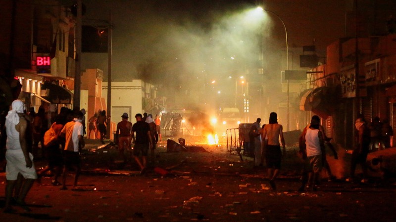 Para pengunjuk rasa bentrok dengan aparat keamanan dalam sebuah aksi protes menyusul tenggelamnya kapal migran yang menuju Italia, di Ben Guerdane, Tunisia, pada 24 Agustus 2026. (REUTERS/Ahmed Jarray)