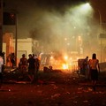 Para pengunjuk rasa bentrok dengan aparat keamanan dalam sebuah aksi protes menyusul tenggelamnya kapal migran yang menuju Italia, di Ben Guerdane, Tunisia, pada 24 Agustus 2026. (REUTERS/Ahmed Jarray)