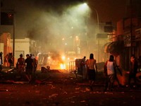 Para pengunjuk rasa bentrok dengan aparat keamanan dalam sebuah aksi protes menyusul tenggelamnya kapal migran yang menuju Italia, di Ben Guerdane, Tunisia, pada 24 Agustus 2026. (REUTERS/Ahmed Jarray)