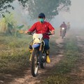 Pemadaman api dengan  Tim Dinas Kehutanan Provinsi Kalimantan Selatan. (Tangkapan layar @haniffaisolnurofiq's)