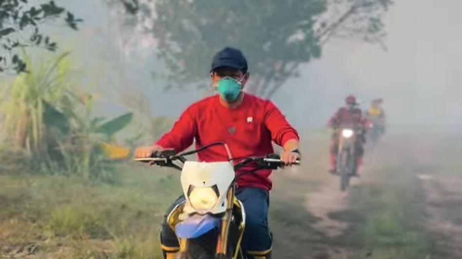 Pemadaman api dengan  Tim Dinas Kehutanan Provinsi Kalimantan Selatan. (Tangkapan layar @haniffaisolnurofiq's)