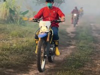 Pemadaman api dengan  Tim Dinas Kehutanan Provinsi Kalimantan Selatan. (Tangkapan layar @haniffaisolnurofiq's)
