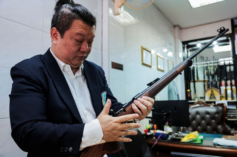 Pemerintah Thailand memperketat aturan kepemilikan senjata api bagi warga sipil setelah penembakan massal yang menewaskan sembilan orang, termasuk pelaku. Kebijakan tersebut ditetapkan, Selasa (11/8/2026) untuk memperkuat keamanan di ruang publik. (REUTERS/Chalinee Thirasupa)