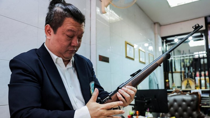Pemerintah Thailand memperketat aturan kepemilikan senjata api bagi warga sipil setelah penembakan massal yang menewaskan sembilan orang, termasuk pelaku. Kebijakan tersebut ditetapkan, Selasa (11/8/2026) untuk memperkuat keamanan di ruang publik. (R