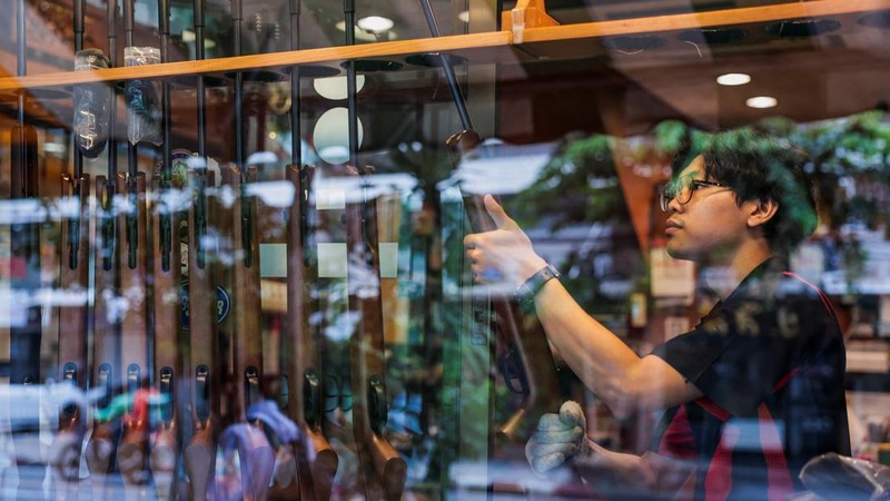 Pemerintah Thailand memperketat aturan kepemilikan senjata api bagi warga sipil setelah penembakan massal yang menewaskan sembilan orang, termasuk pelaku. Kebijakan tersebut ditetapkan, Selasa (11/8/2026) untuk memperkuat keamanan di ruang publik. (R