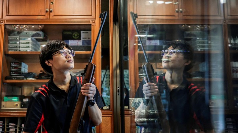 Pemerintah Thailand memperketat aturan kepemilikan senjata api bagi warga sipil setelah penembakan massal yang menewaskan sembilan orang, termasuk pelaku. Kebijakan tersebut ditetapkan, Selasa (11/8/2026) untuk memperkuat keamanan di ruang publik. (R
