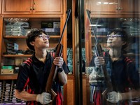 Pemerintah Thailand memperketat aturan kepemilikan senjata api bagi warga sipil setelah penembakan massal yang menewaskan sembilan orang, termasuk pelaku. Kebijakan tersebut ditetapkan, Selasa (11/8/2026) untuk memperkuat keamanan di ruang publik. (R