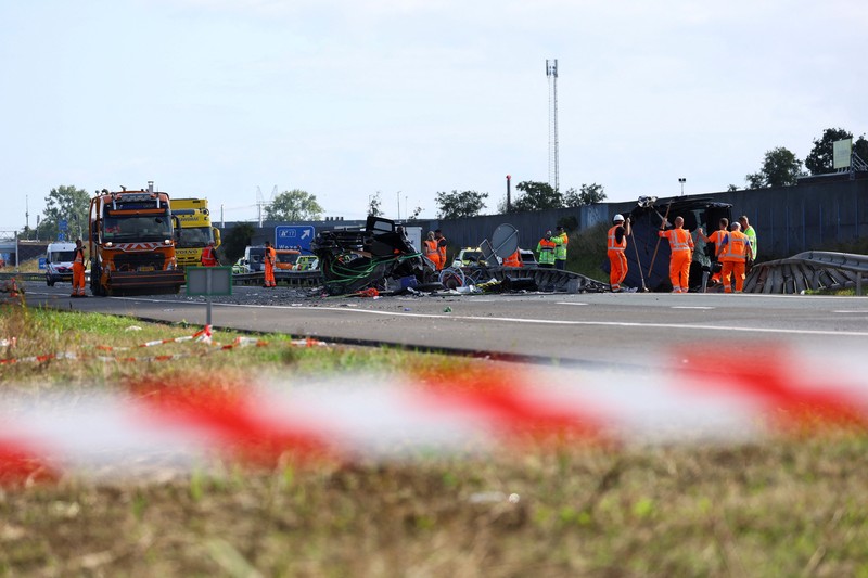 Petugas darurat bekerja di lokasi kecelakaan bus di jalan tol A28 yang mengakibatkan banyak korban, di Weesp, Belanda, pada 24 Agustus 2026. (REUTERS/Piroschka Van De Wouw)