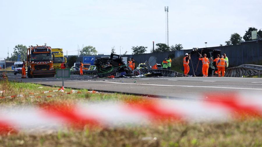 Petugas darurat bekerja di letak kecelakaan bus di jalan tol A28 nan mengakibatkan banyak korban, di Weesp, Belanda, pada 24 Agustus 2026. (REUTERS/Piroschka Van De Wouw)