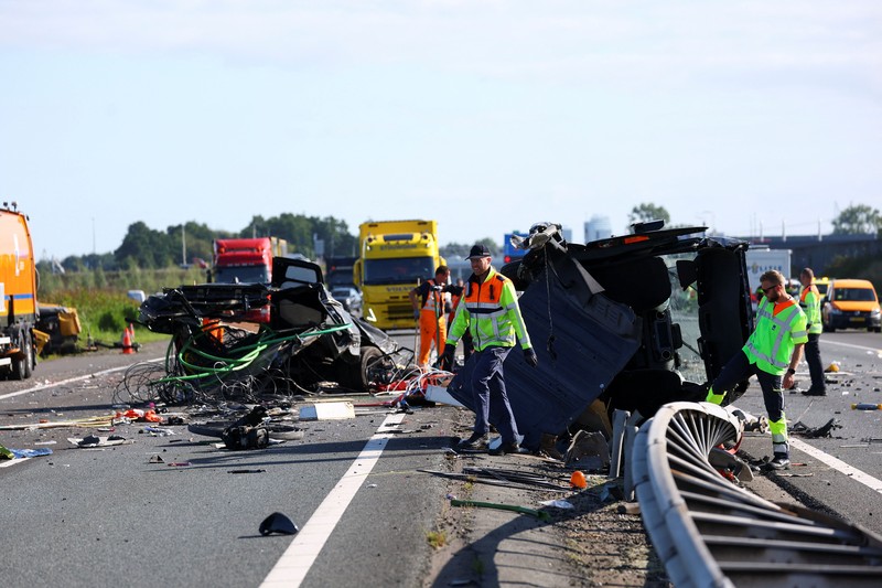 Petugas darurat bekerja di lokasi kecelakaan bus di jalan tol A28 yang mengakibatkan banyak korban, di Weesp, Belanda, pada 24 Agustus 2026. (REUTERS/Piroschka Van De Wouw)