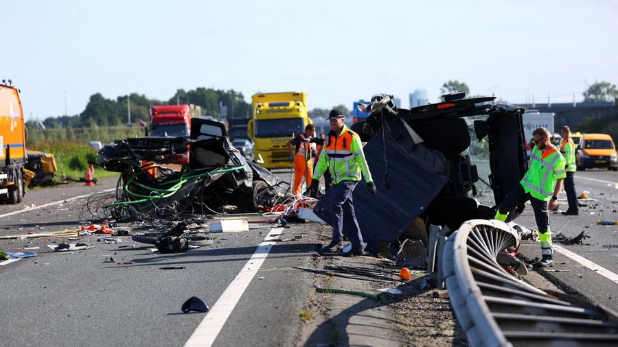 Petugas darurat bekerja di letak kecelakaan bus di jalan tol A28 nan mengakibatkan banyak korban, di Weesp, Belanda, pada 24 Agustus 2026.