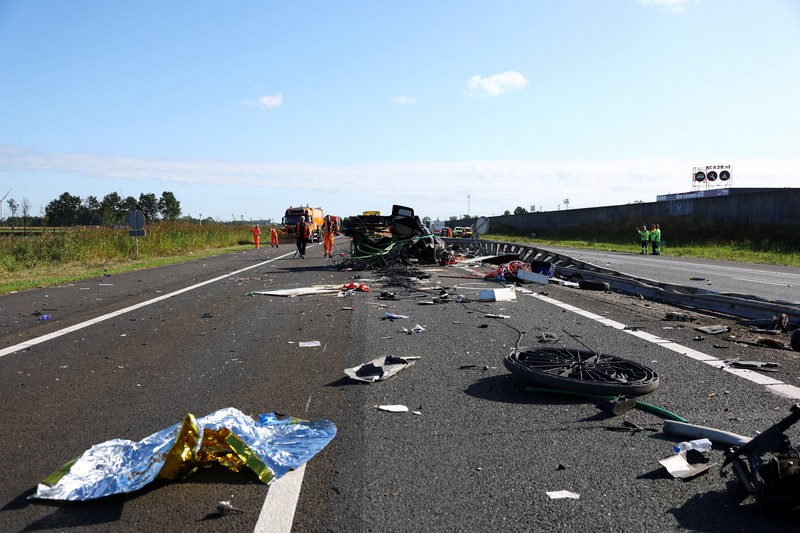 Petugas darurat bekerja di lokasi kecelakaan bus di jalan tol A28 yang mengakibatkan banyak korban, di Weesp, Belanda, pada 24 Agustus 2026. (REUTERS/Piroschka Van De Wouw)