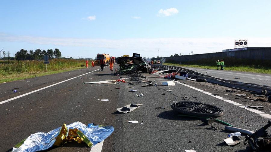 Petugas darurat bekerja di letak kecelakaan bus di jalan tol A28 nan mengakibatkan banyak korban, di Weesp, Belanda, pada 24 Agustus 2026.