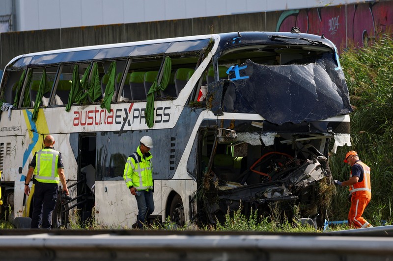 Petugas darurat bekerja di lokasi kecelakaan bus di jalan tol A28 yang mengakibatkan banyak korban, di Weesp, Belanda, pada 24 Agustus 2026. (REUTERS/Piroschka Van De Wouw)