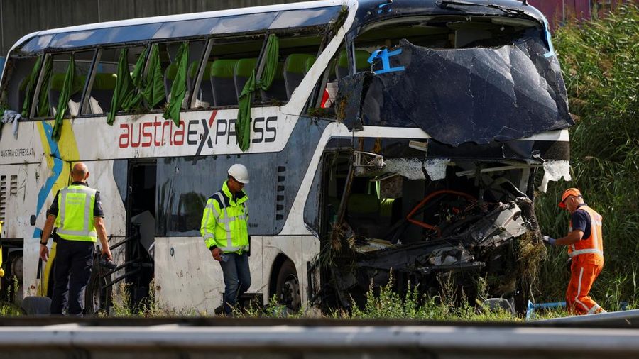 Petugas darurat bekerja di letak kecelakaan bus di jalan tol A28 nan mengakibatkan banyak korban, di Weesp, Belanda, pada 24 Agustus 2026.