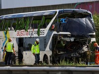 Petugas darurat bekerja di lokasi kecelakaan bus di jalan tol A28 yang mengakibatkan banyak korban, di Weesp, Belanda, pada 24 Agustus 2026. (REUTERS/Piroschka Van De Wouw)