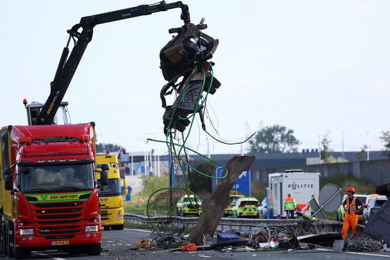 Petugas darurat bekerja di lokasi kecelakaan bus di jalan tol A28 yang mengakibatkan banyak korban, di Weesp, Belanda, pada 24 Agustus 2026. (REUTERS/Piroschka Van De Wouw)