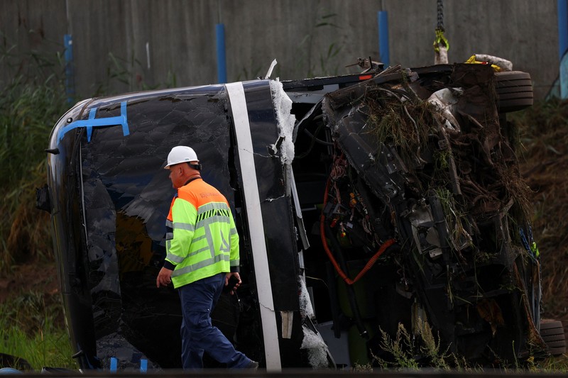 Petugas darurat bekerja di lokasi kecelakaan bus di jalan tol A28 yang mengakibatkan banyak korban, di Weesp, Belanda, pada 24 Agustus 2026. (REUTERS/Piroschka Van De Wouw)