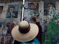Seseorang membersihkan pagar di bundaran Ahuehueteyang secara tidak resmi diganti namanya oleh para aktivis menjadi "Glorieta de las y los Desaparecidos" (Bundaran Orang-orang yang Hilang) dan menjadi tempat dipasangnya poster orang hilangmenjelang k