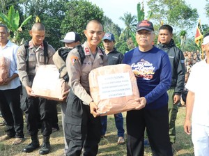 SPN Polda Metro Jaya Asah Empati Siswa Lewat Bakti Sosial