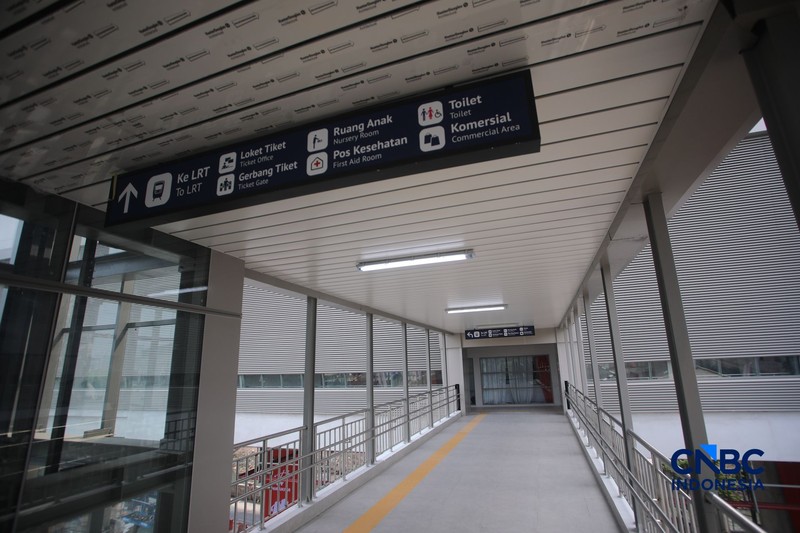 Suasana jelang beroperasinya Stasiun LRT Jakarta Manggarai, di Jakarta Senin (24/8/2026). (CNBC Indonesia/Faisal Rahman)