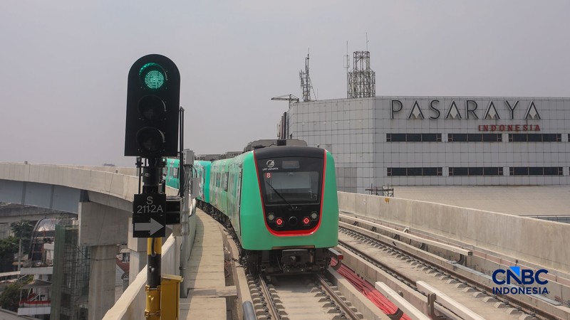 Suasana jelang beroperasinya Stasiun LRT Jakarta Manggarai, di Jakarta Senin (24/8/2026). (CNBC Indonesia/Faisal Rahman)