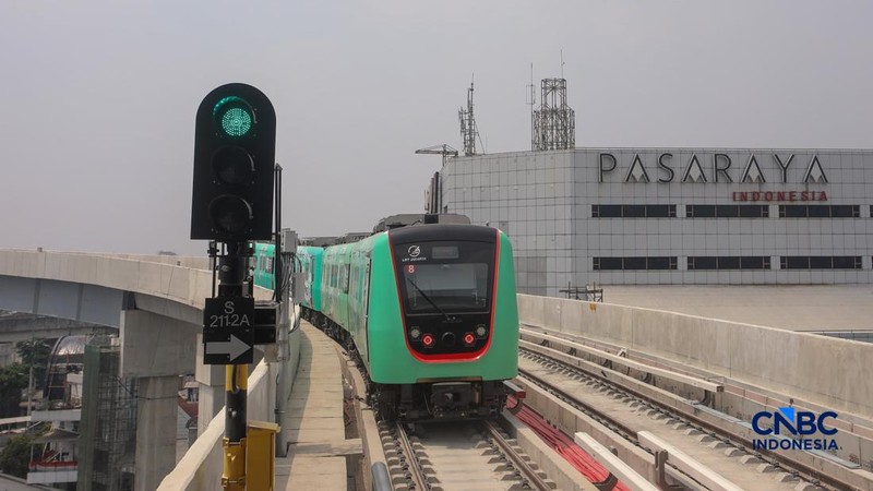 Suasana jelang beroperasinya Stasiun LRT Jakarta Manggarai, di Jakarta Senin (24/8/2026). (CNBC Indonesia/Faisal Rahman)
