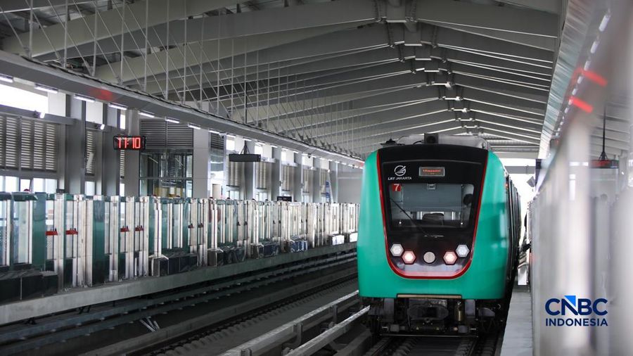 Suasana jelang beroperasinya Stasiun LRT Jakarta Manggarai, di Jakarta Senin (24/8/2026). (CNBC Indonesia/Faisal Rahman)