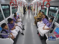 Suasana jelang beroperasinya Stasiun LRT Jakarta Manggarai, di Jakarta Senin (24/8/2026). (CNBC Indonesia/Faisal Rahman)